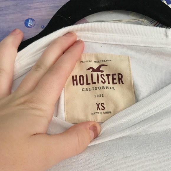 A “guys” extra small, Hollister graphic t-shirt. - Picture 2 of 4
